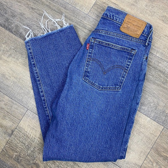 Levi Strauss Premium Wedgie Straight Raw Hem Button Fly Big E Women's SZ 28 - Picture 1 of 8